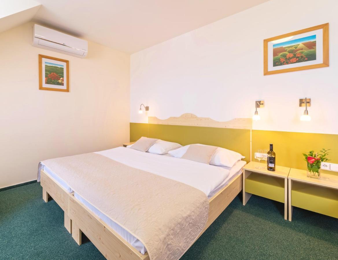 Wellness Hotel Iris Pavlov Dış mekan fotoğraf