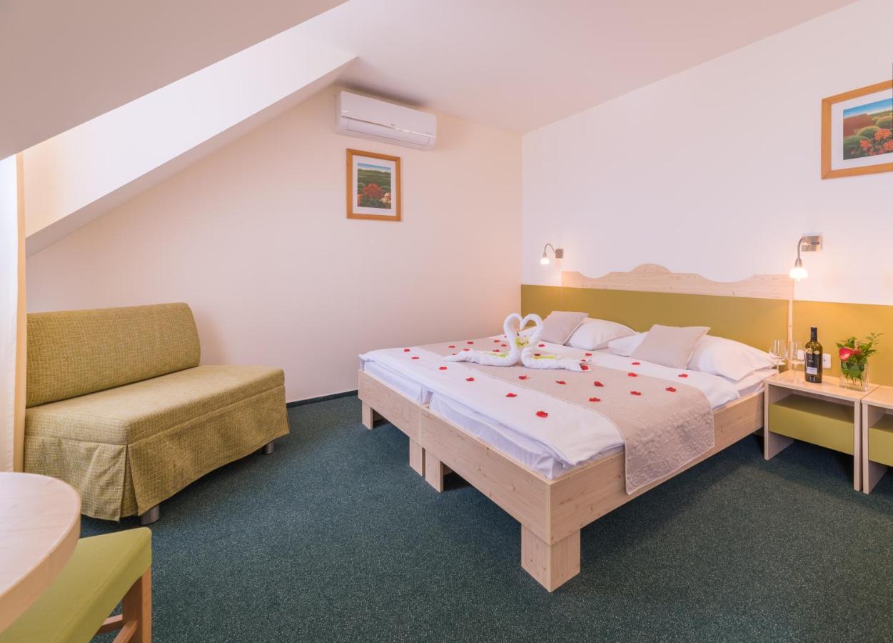 Wellness Hotel Iris Pavlov Dış mekan fotoğraf