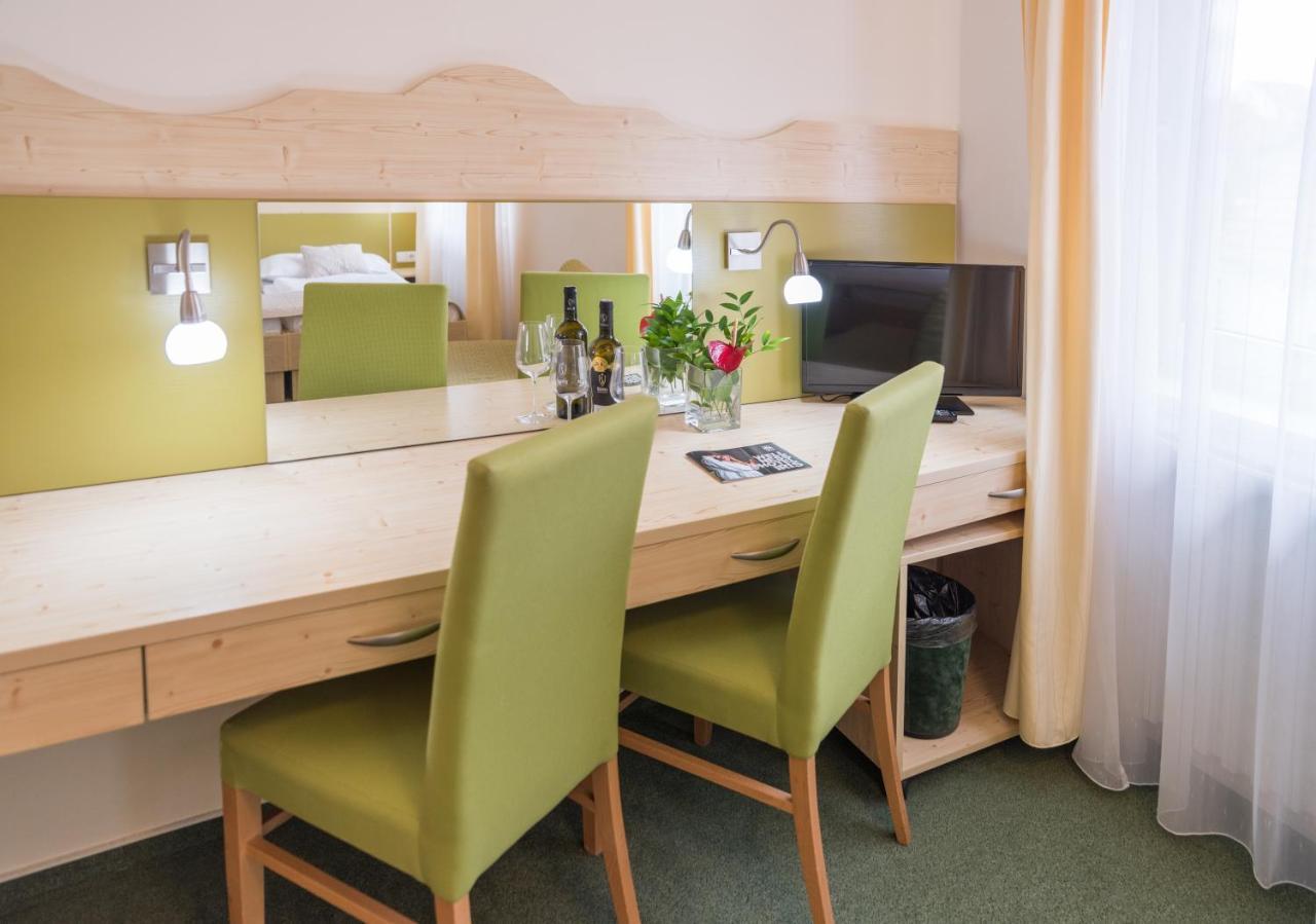 Wellness Hotel Iris Pavlov Dış mekan fotoğraf