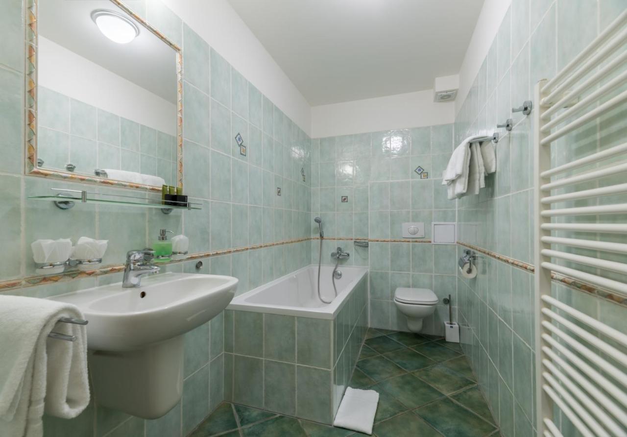 Wellness Hotel Iris Pavlov Dış mekan fotoğraf